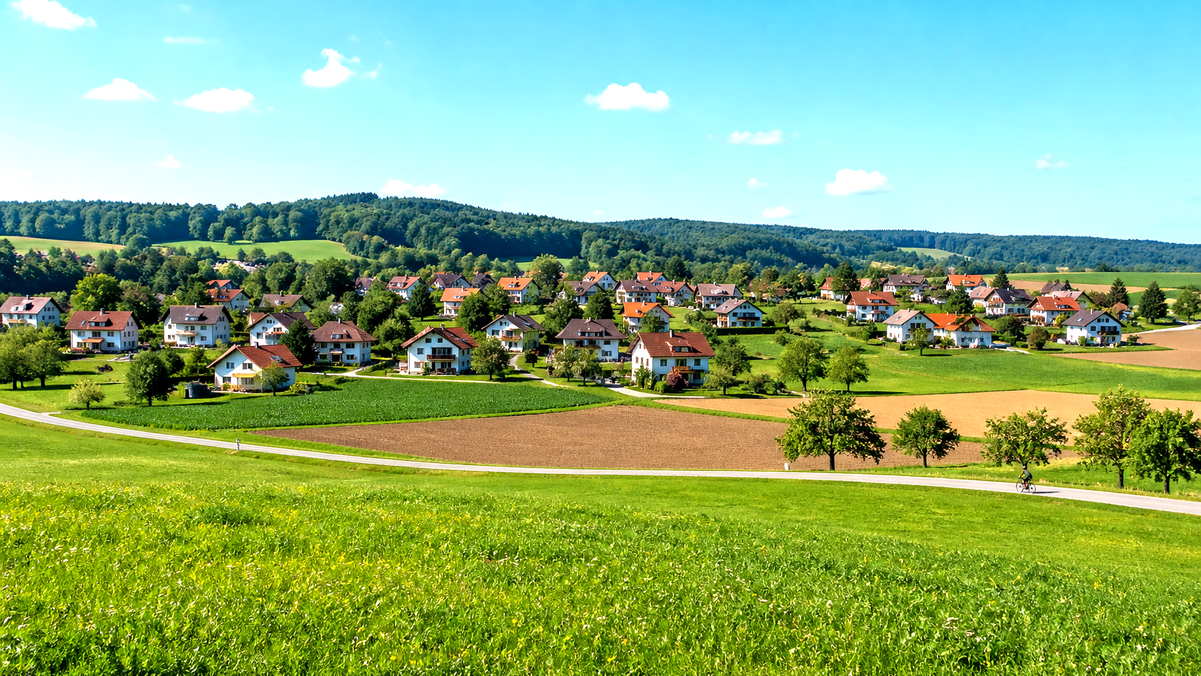 Breite Ansicht eines österreichischen Ortes namens Krottendorf mit Häusern und Landschaft